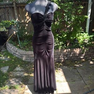 Elegant Black Velvet and Beaded One-Shoulder Evening Gown. Worn Once. Size 6